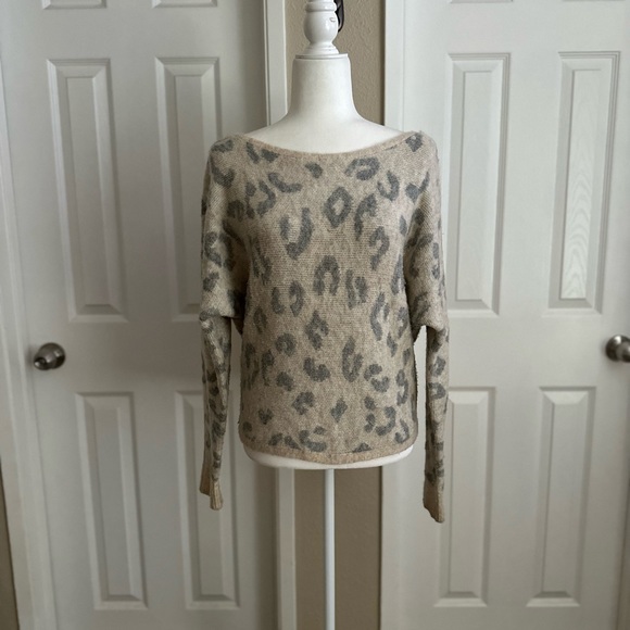 💚5/$25💚AF Beige Muted Leopard Print Sweater Size: Small - Picture 2 of 7
